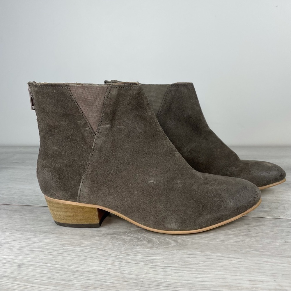 𝅺Rebels Taupe Suede Ankle Boots Size 6